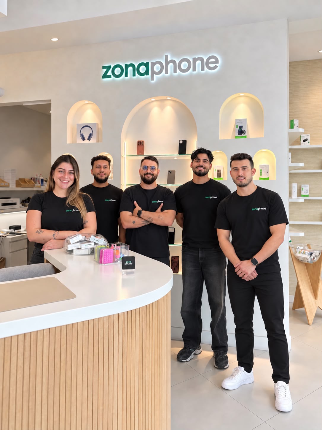El equipo de ZonaPhone en la tienda de Madrid